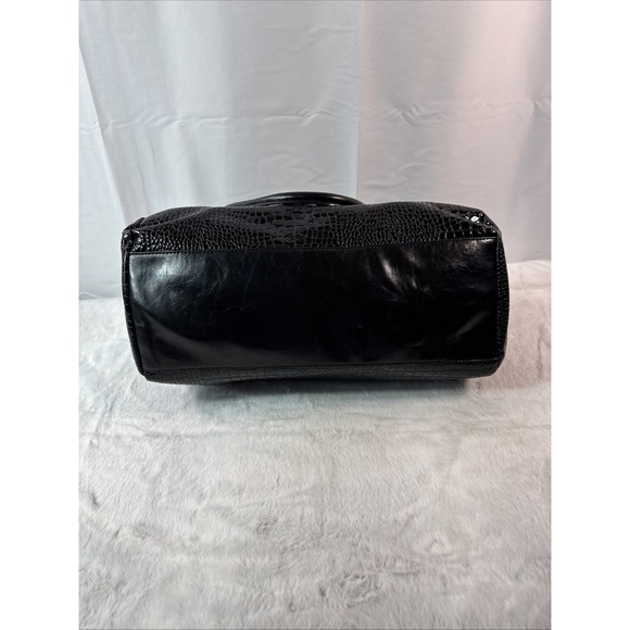 Bueno Women's Crocodile Embossed Black Patent Faux Leather Shoulder Bag - Picture 4 of 5